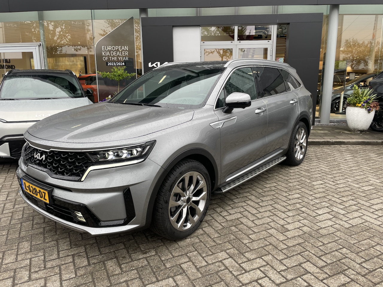 Kia Sorento - 1.6 T-GDi Plug-in Hybrid 4WD ExecutiveLine 7p. 1.6 T-GDI Plug-in Hybrid 4WD ExecutiveLine 7p. info Roel 0492-588951 - AutoWereld.nl