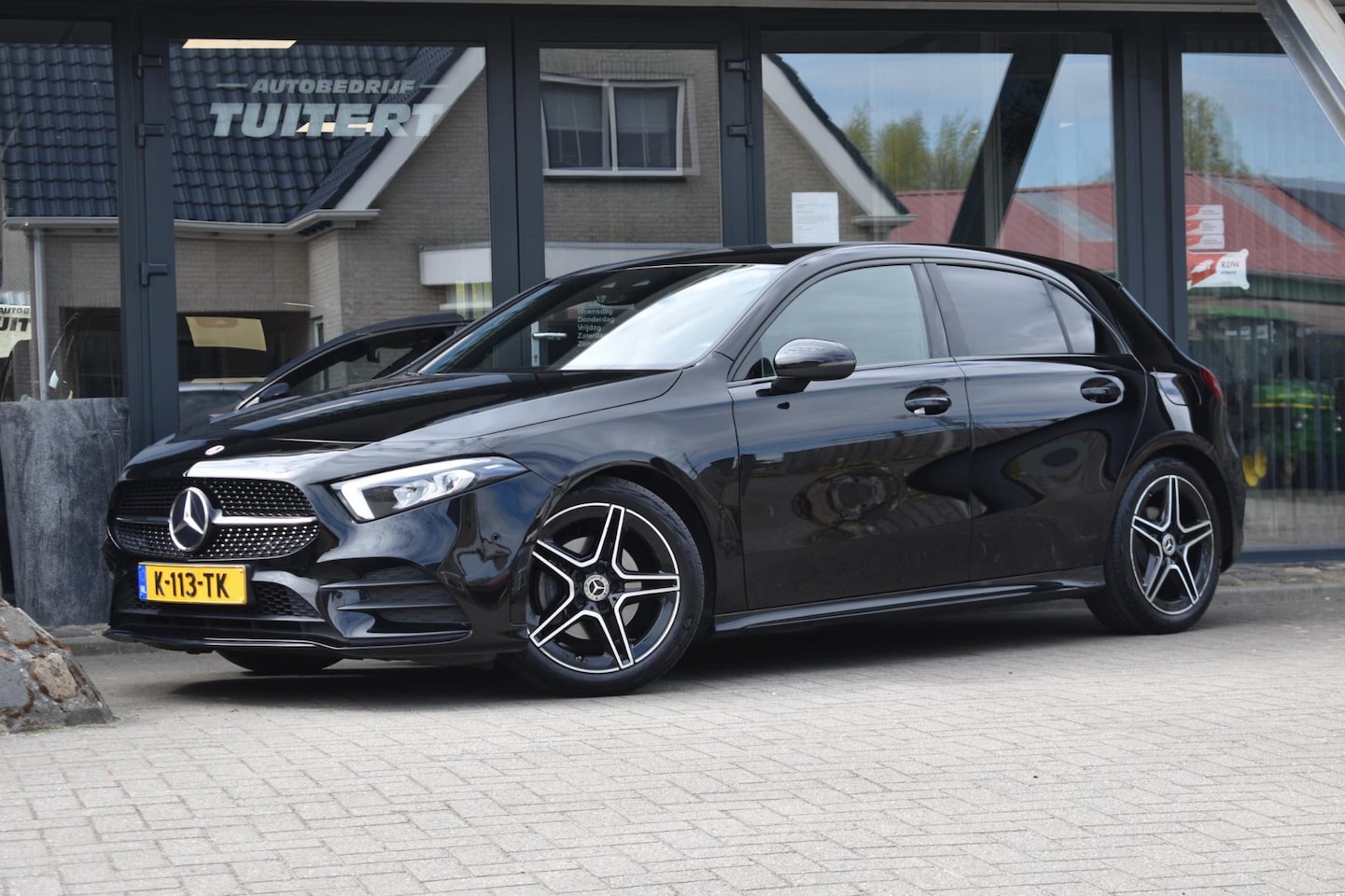 Mercedes-Benz A-klasse - 180 AMG NIGHT | SFEERVERLICHTING | CAMERA | NAP | STOELVERWARMING | LED | DEALER ONDERHOUD - AutoWereld.nl