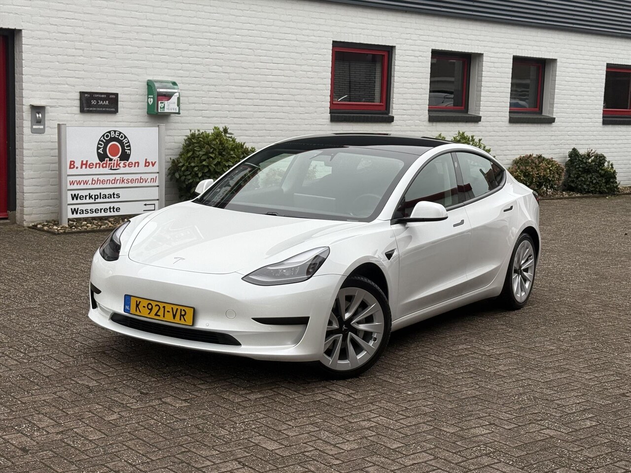 Tesla Model 3 - Standard Plus RWD/ Facelift model met warmtepomp en LFP accu/ Afneembare trekhaak/ 19 Inch - AutoWereld.nl