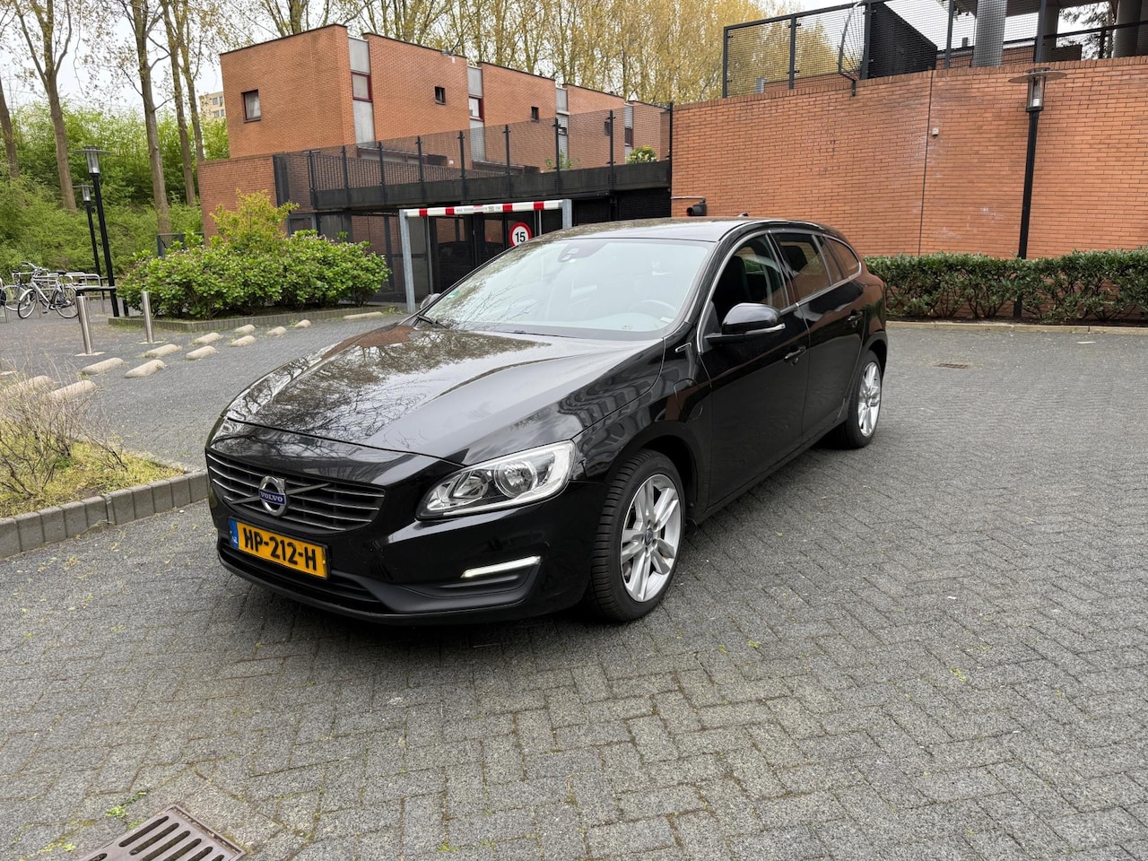 Volvo V60 - 2.4 D6 Twin Engine Hybrid Momentum Euro 6 - AutoWereld.nl