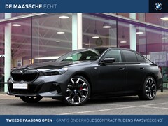 BMW 5-serie - 530e M Sport Automaat / Panoramadak / Trekhaak / Parking Assistant Professional / Bowers &