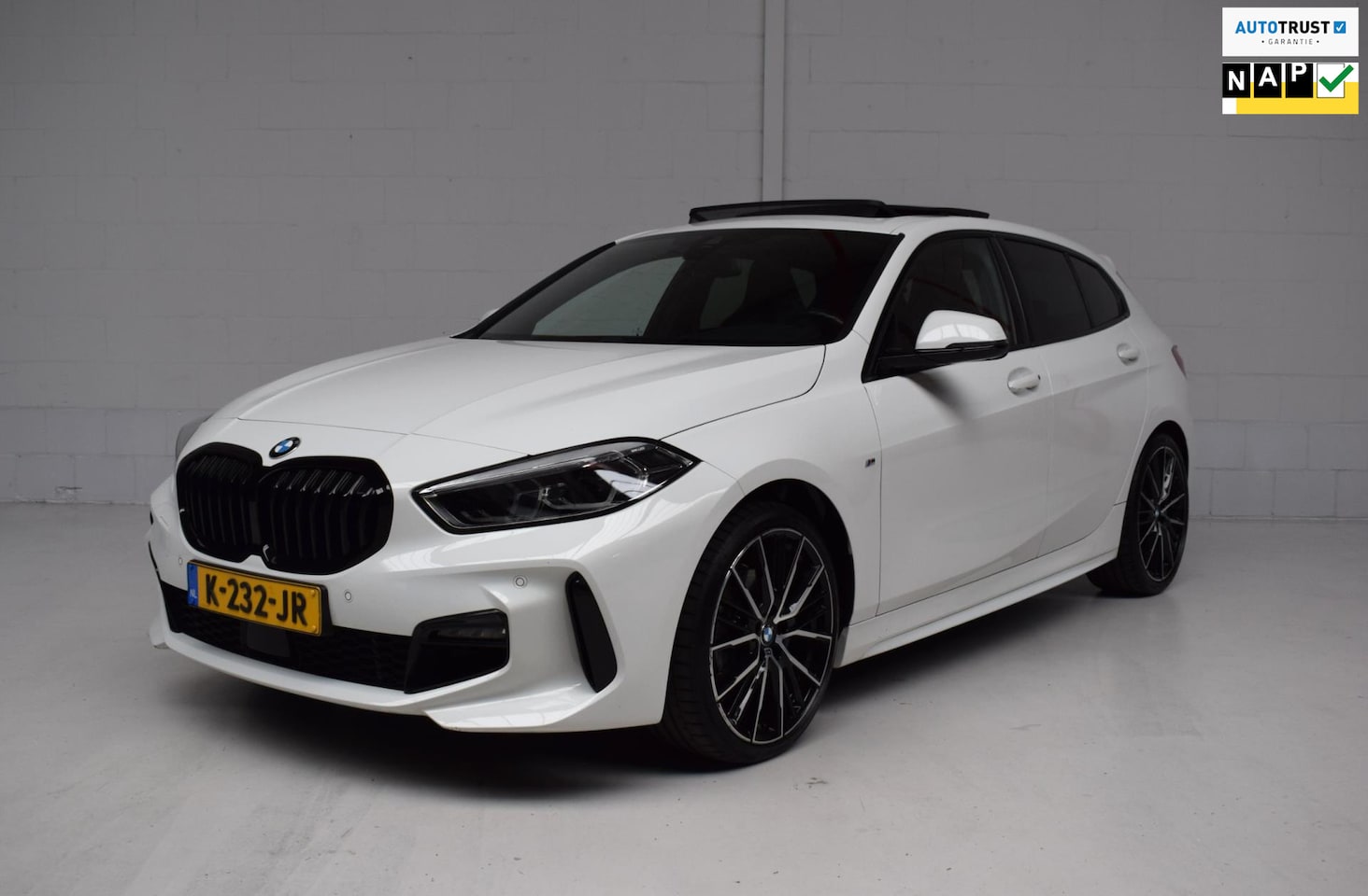 BMW 1-serie - 118i M-SPORT 5-DRS ORG.NED / PANORAMADAK / M-SPORTSOELEN / LEER / CARPLAY / SFEERVERLICHTI - AutoWereld.nl