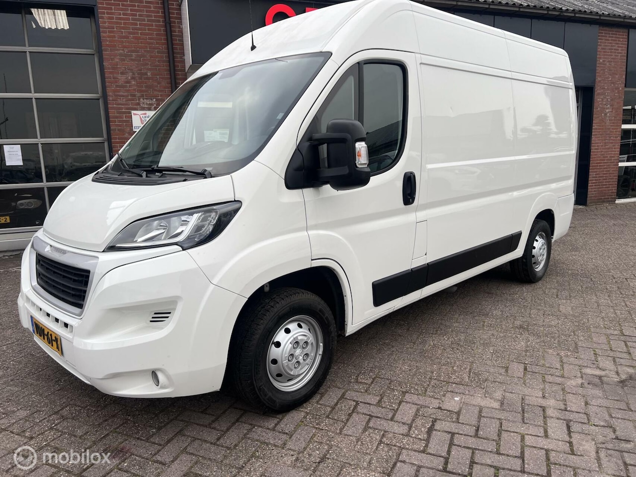 Peugeot Boxer - Bestel 330 2.2 BlueHDi 120 L2H2 Premium - AutoWereld.nl