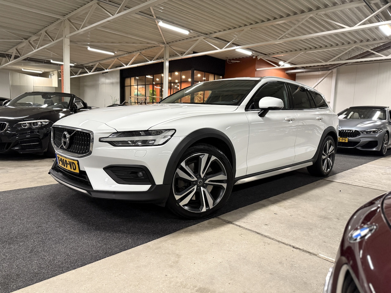 Volvo V60 Cross Country - T5 AWD Pro l Pano l Camera l Elek. trekhaak l Pilot Assist - AutoWereld.nl