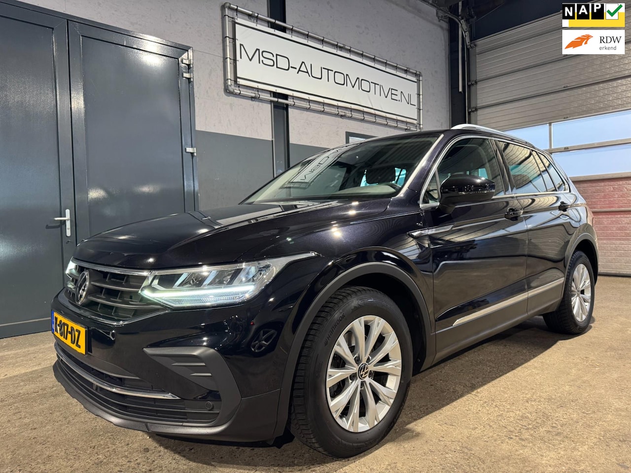 Volkswagen Tiguan - 1.5 TSI Life Business Digidash Sportstoelen Stoelverwarming NAP - AutoWereld.nl