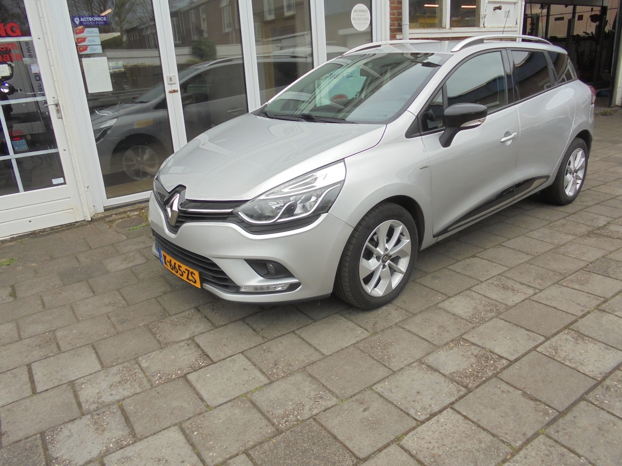 Renault Clio - 1.2 Limited Trekhaak,Achteruitrij hulp, Airconditioning, Boordcomputer, Audiosysteem, Elek - AutoWereld.nl