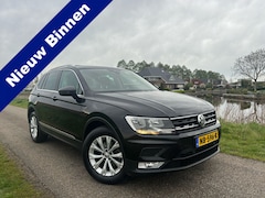 Volkswagen Tiguan - 1.4 TSI Connected Series Pano / Trekhaak / Nieuwstaat