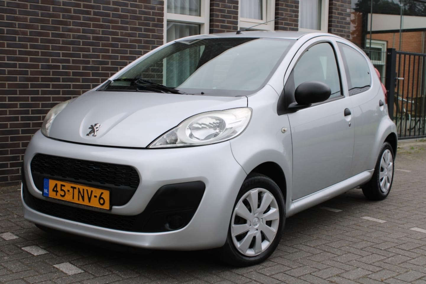 Peugeot 107 - 1.0 Access-5 deurs-airco-facelift - AutoWereld.nl