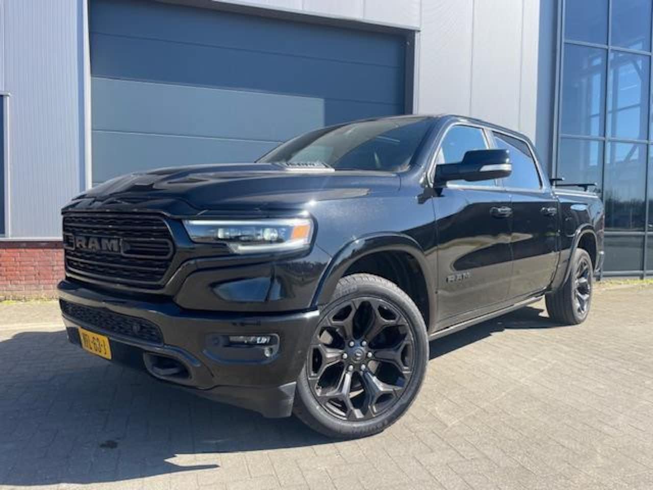 Dodge Ram 1500 - 5.7 V8 4x4 Crew Cab Limited Night Edition Met schade..!!! - AutoWereld.nl
