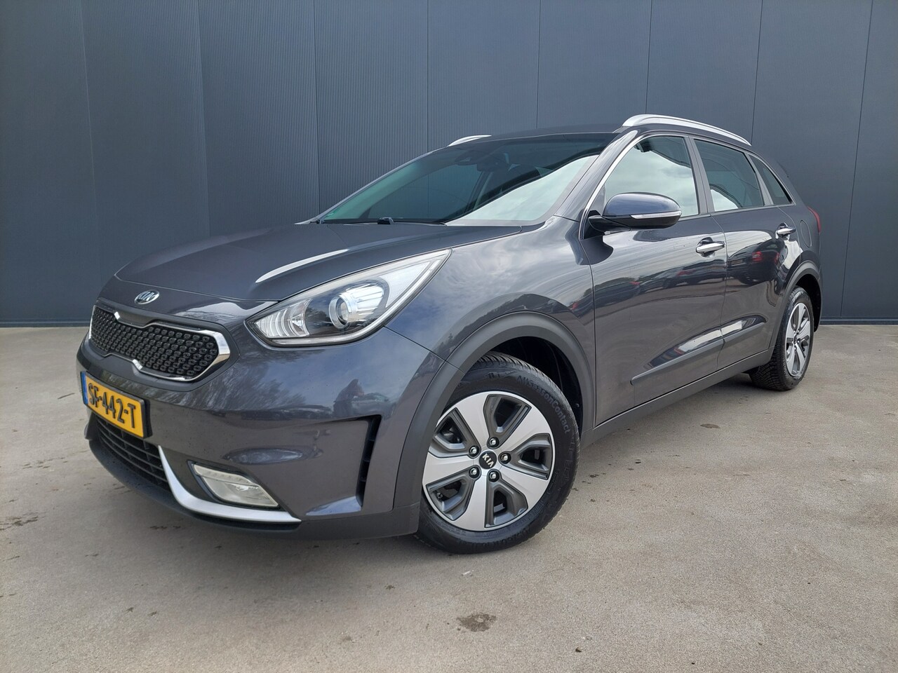 Kia Niro - 1.6 GDi Hybrid DynamicLine CAMERA HALF LEER LED NAVI CRUISE ECC TREKHAAK - AutoWereld.nl