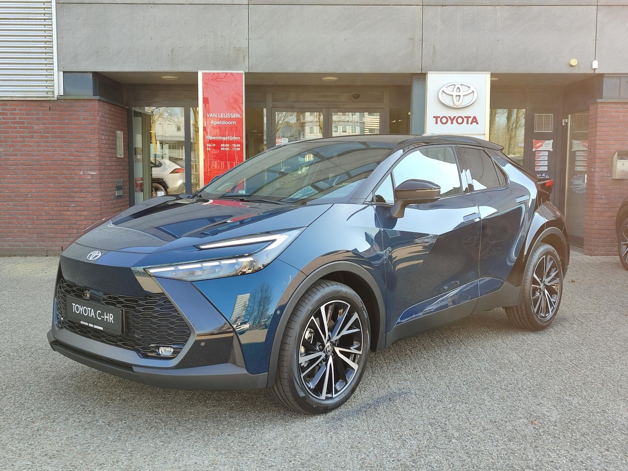 Toyota C-HR - 2.0 Plug-in Hybrid 220 Première Edition NIEUW DIRECT RIJDEN STOEL/STUURVERW PANODAK KEYLES - AutoWereld.nl