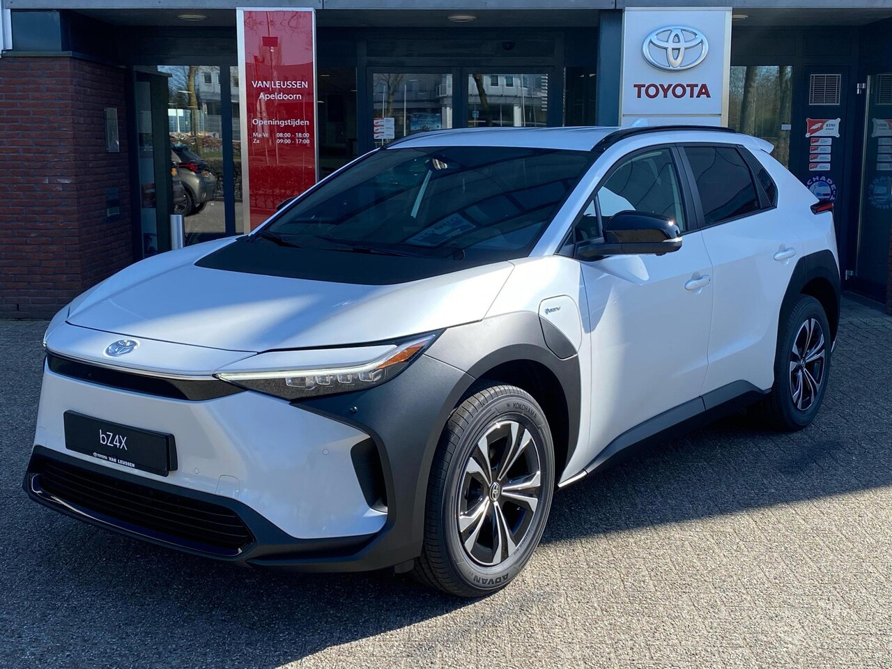 Toyota bZ4X - DYNAMIC 71 kWh NIEUW VOORRAAD WARMTEPOMP STOELVERW BLIND SPOT KEYLESS CAMERA PARK-SENSOREN - AutoWereld.nl