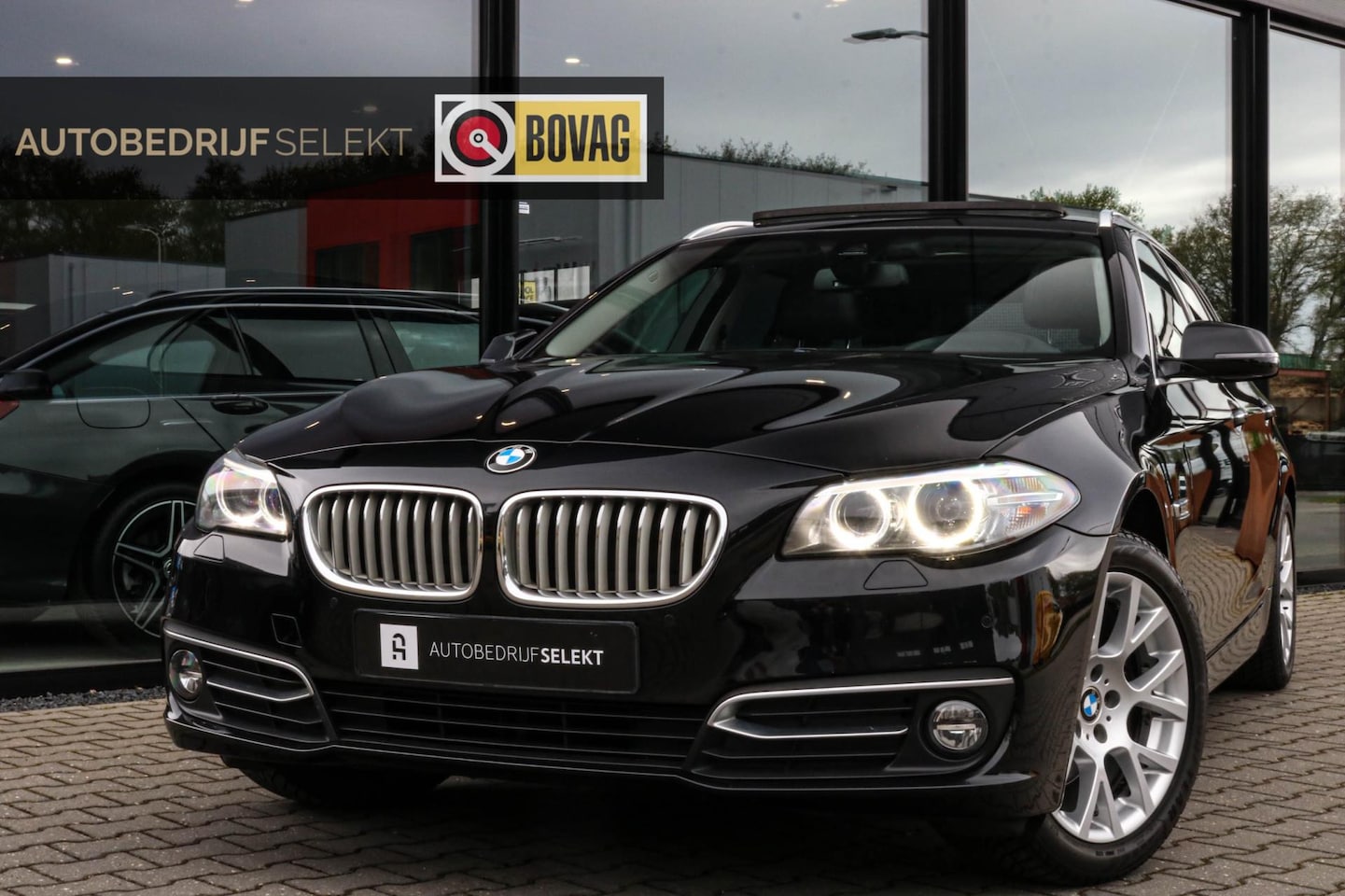 BMW 5-serie Touring - 520i PANO - STANDKACHEL - TREKHAAK - AutoWereld.nl