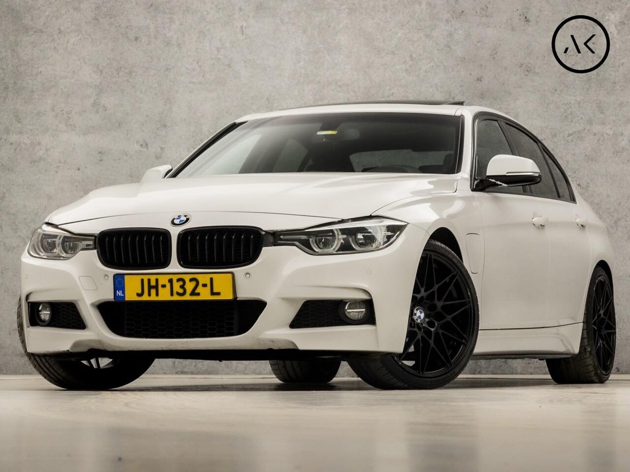 BMW 3-serie - 330e M Sport 252Pk Automaat (SCHUIFDAK, M PAKKET, GROOT NAVI, MEMORY SEATS, LEDER, STOELVE - AutoWereld.nl