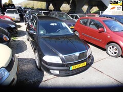 Skoda Octavia Combi - 1.6 FSI Ambiente airco elek pak nap apk