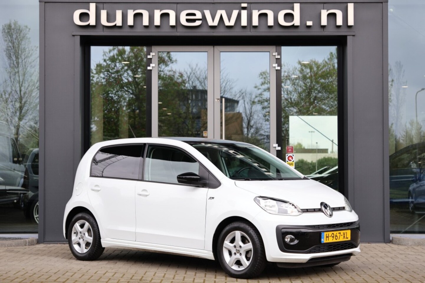 Volkswagen Up! - R-Line *CRUISE*CAMERA*DAB*PDC*CLIMA BLACKenWHITE - AutoWereld.nl