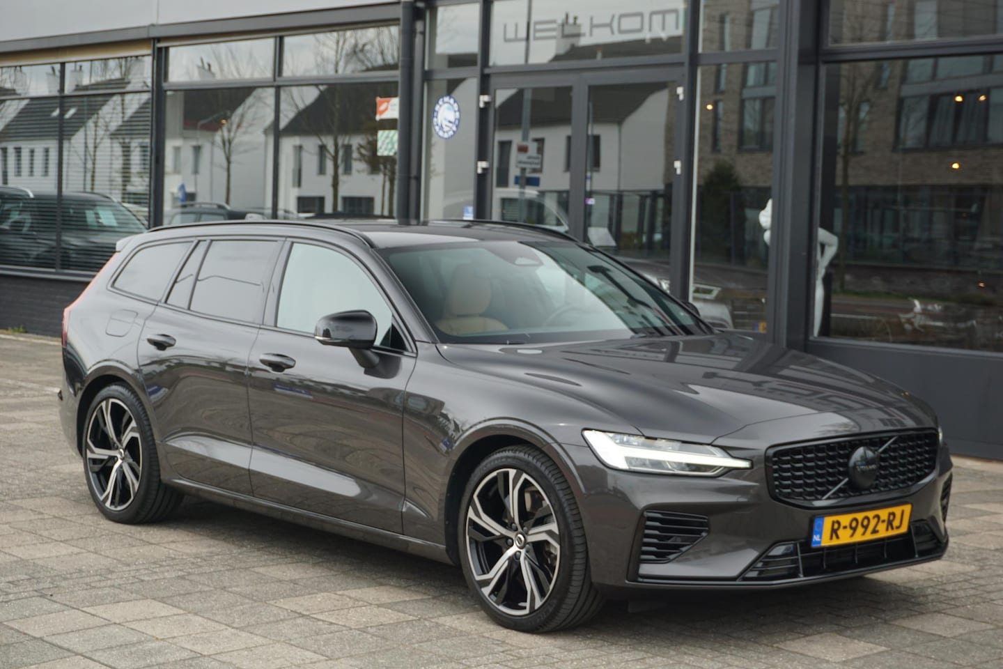Volvo V60 - 2.0 T6 Plug-in hybrid AWD Plus Dark - AutoWereld.nl
