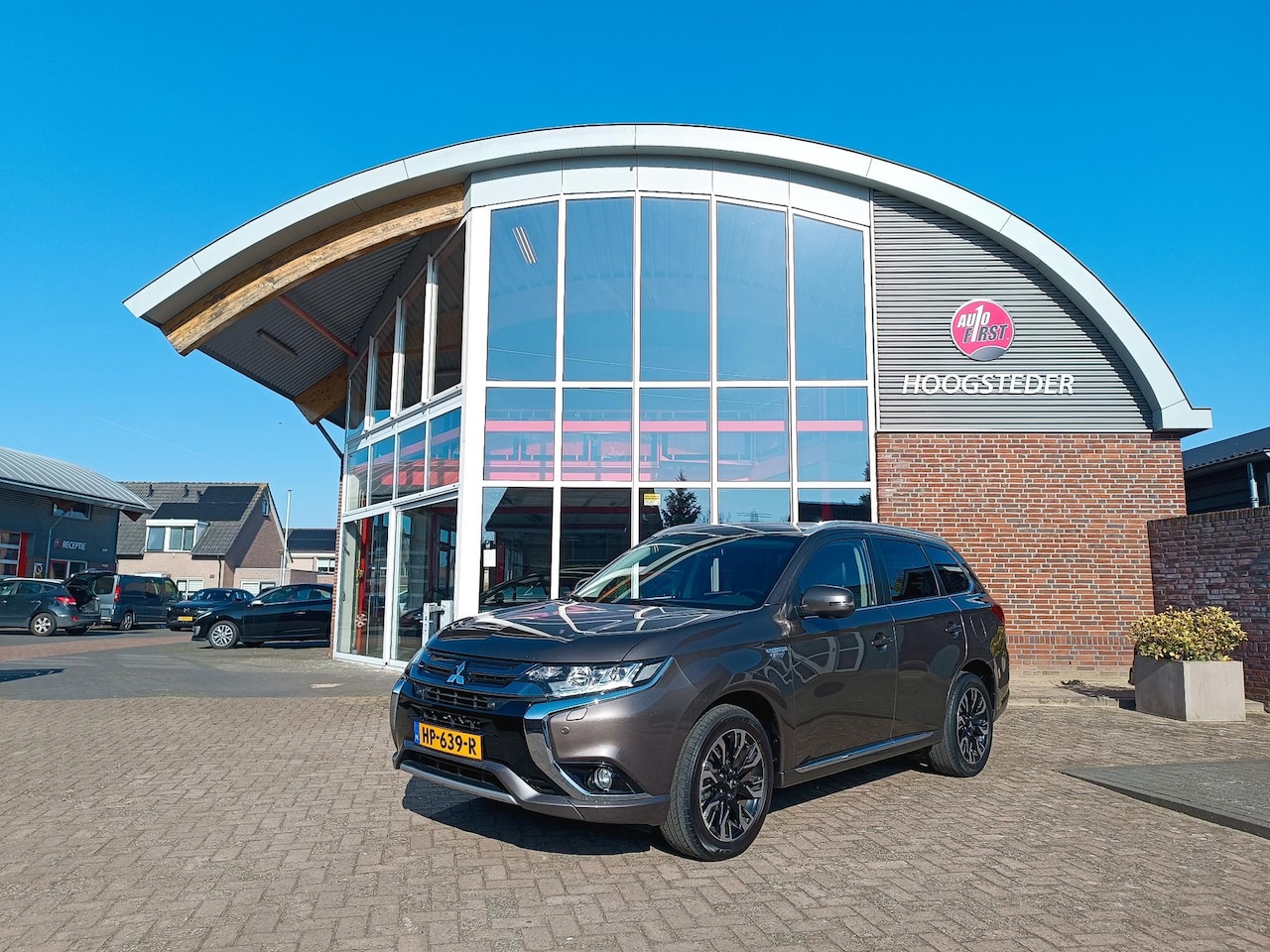 Mitsubishi Outlander - 2.0 PHEV instyle 2.0 PHEV instyle, leer, cruise, stoelverwarming - AutoWereld.nl