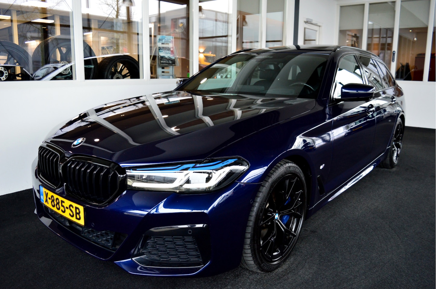 BMW 5-serie Touring - 540i xDrive M-Sportedition LCI | Laser | Vol ! - AutoWereld.nl