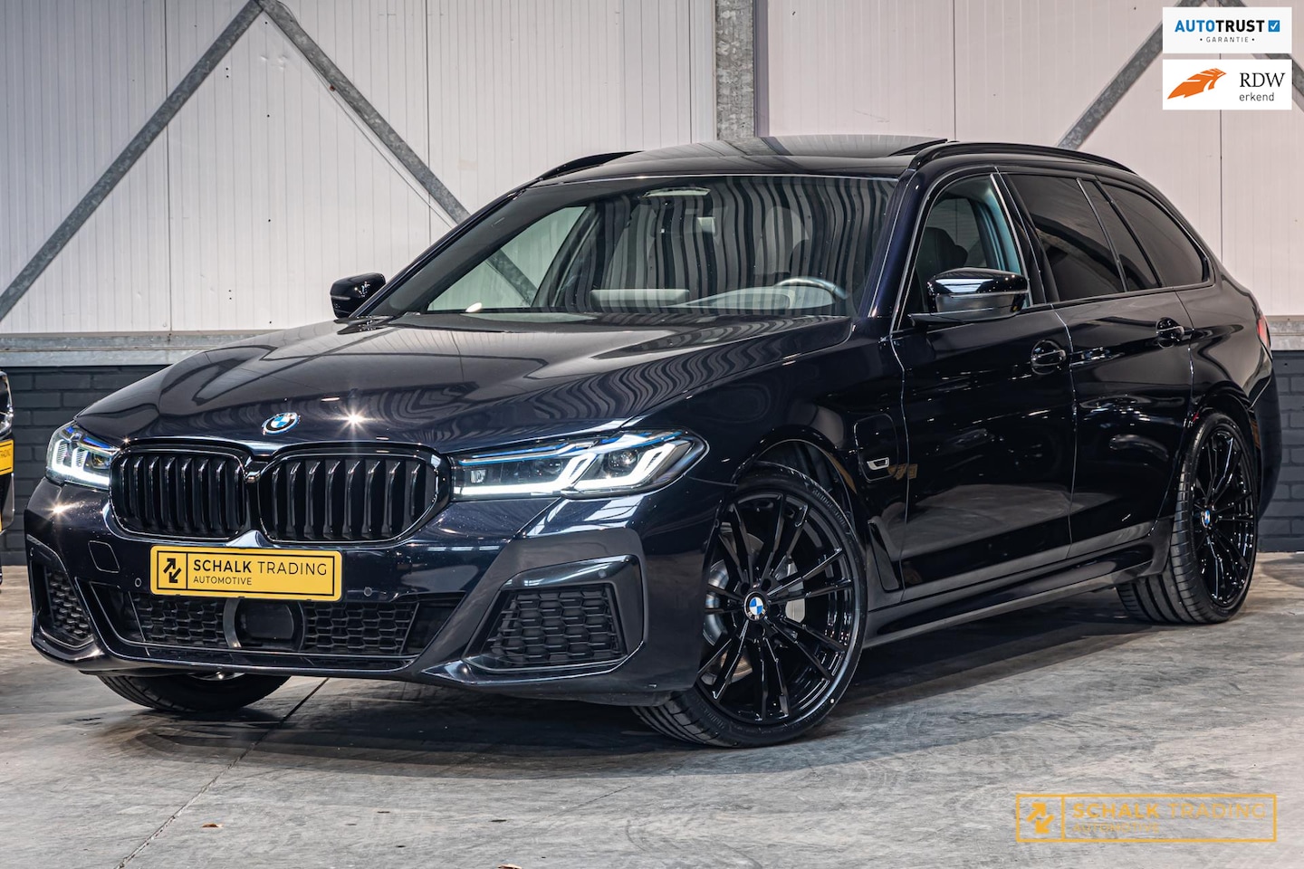 BMW 5-serie - 530e|M-sport|20inch|Pano|H&K|Cam|Trekhaak|Dealer - AutoWereld.nl