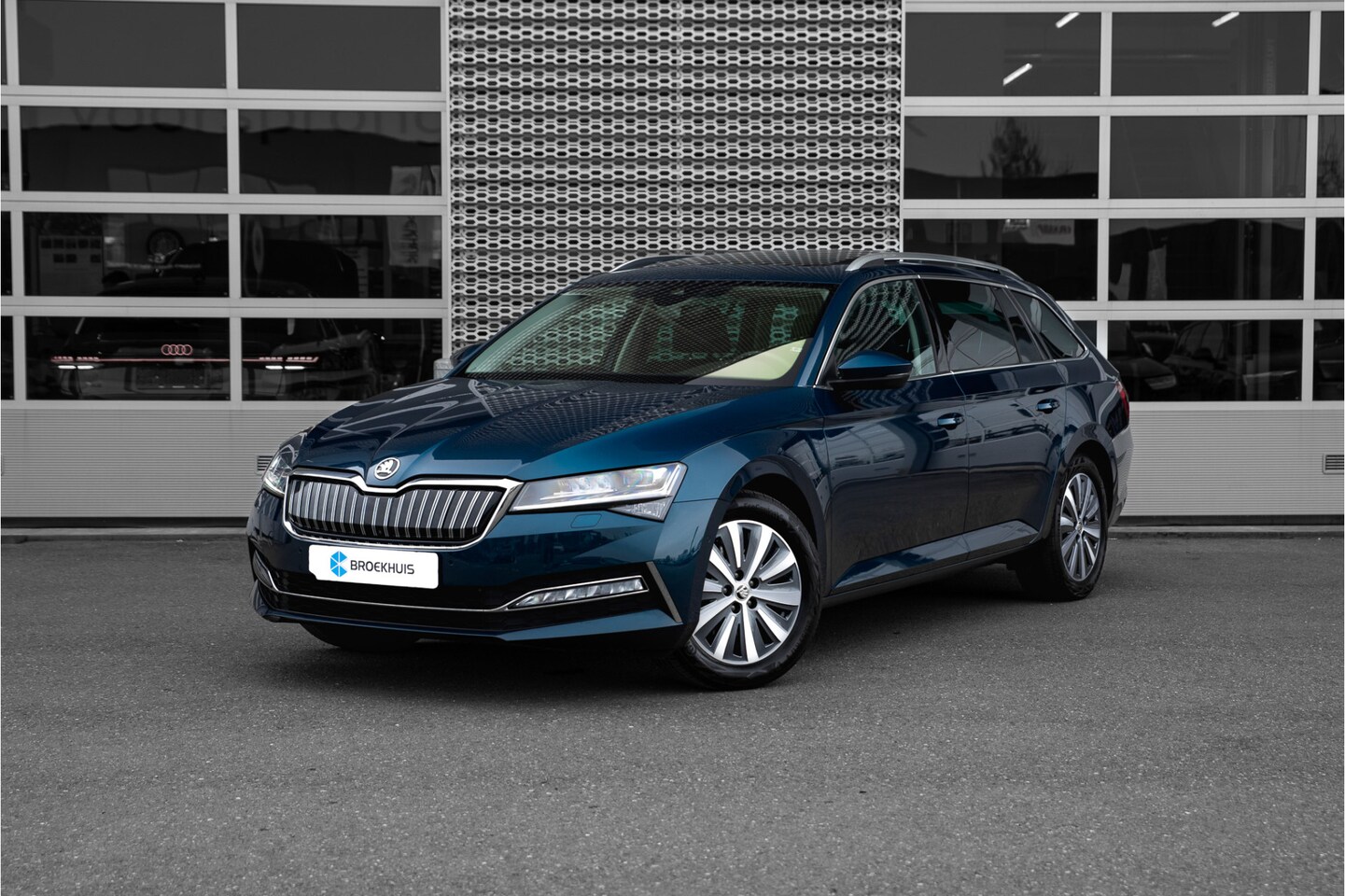 Skoda Superb Combi - 1.4 TSI iV Business Edition Plus | Panoramadak | Trekhaak | - AutoWereld.nl