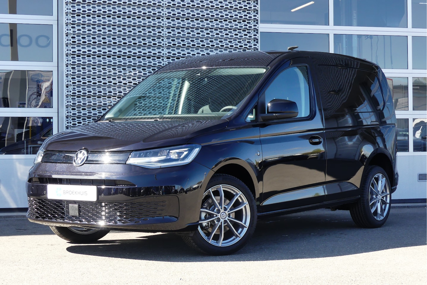 Volkswagen Caddy - | DSG | Led | Digitaal Display | Trekhaak | Cruise Control | LMV 16" | Stoelverwarming - AutoWereld.nl