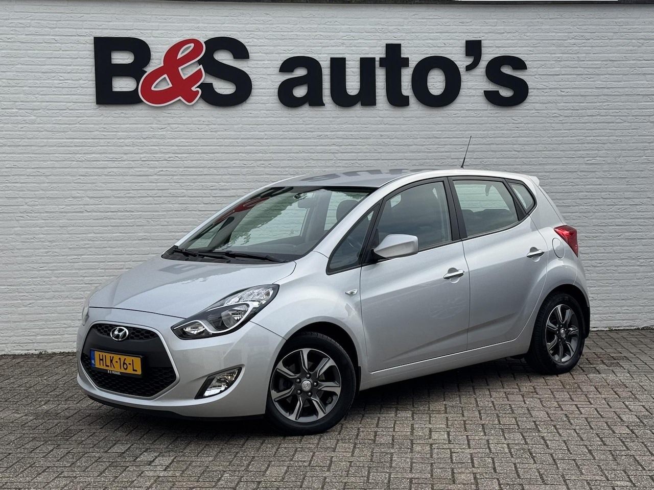 Hyundai ix20 - 1.6i Go! Automaat Parkeer sensoren Clima Cruise Stuur en stoelverwarming - AutoWereld.nl