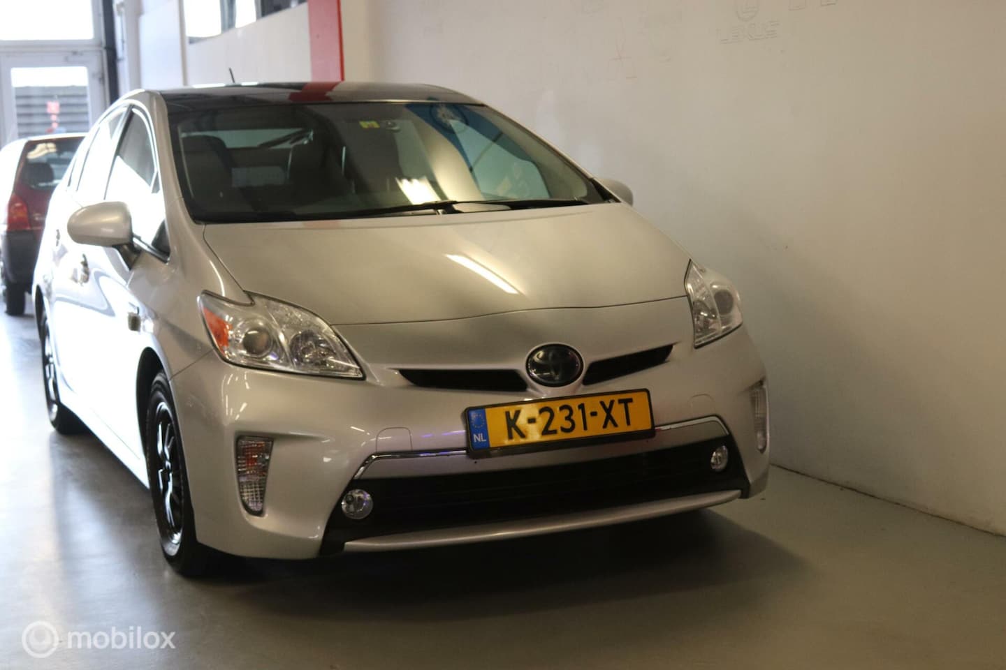 Toyota Prius - 1.8First Edition/leer/Terkhak/SolarRoof - AutoWereld.nl