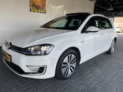 Volkswagen Golf - 1.4 TSI GTE / Panoramadak / Stoelverwarming / LED