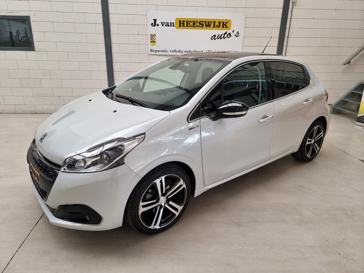 Peugeot 208 - 1.2 PureTech GT-Line 2e Paasdag Geopend !!! Ecc | Navi | Pano dak | Lmv | Cv op afstand. - AutoWereld.nl