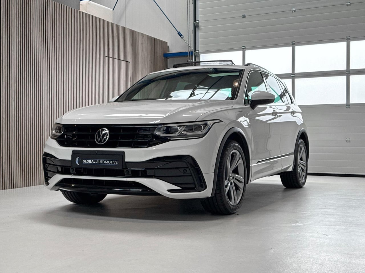 Volkswagen Tiguan - 1.4 TSI eHybrid R-Line - 245PK - SCHUIFDAK - LEER - IQ LIGHTS - 360graden Camera - AutoWereld.nl