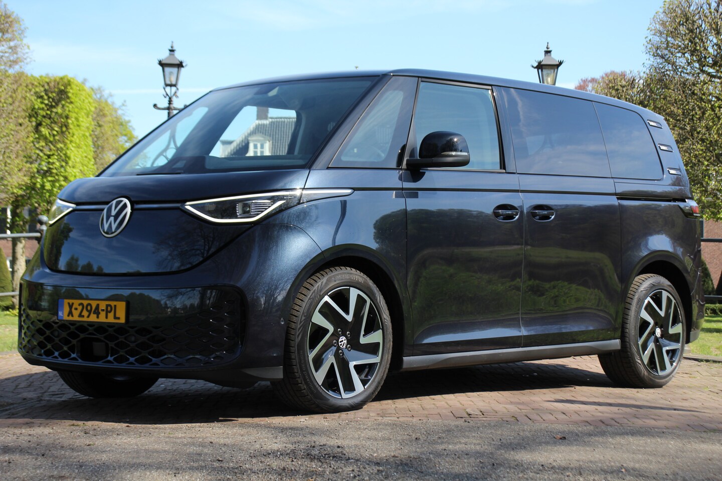Volkswagen ID. Buzz - PRO ADVANTAGE 77 kWh 5 PERS | ELEKTR TREKHAAK | 1E EIGENAAR | ORIGINEEL NL! | 20'' LMV | U - AutoWereld.nl