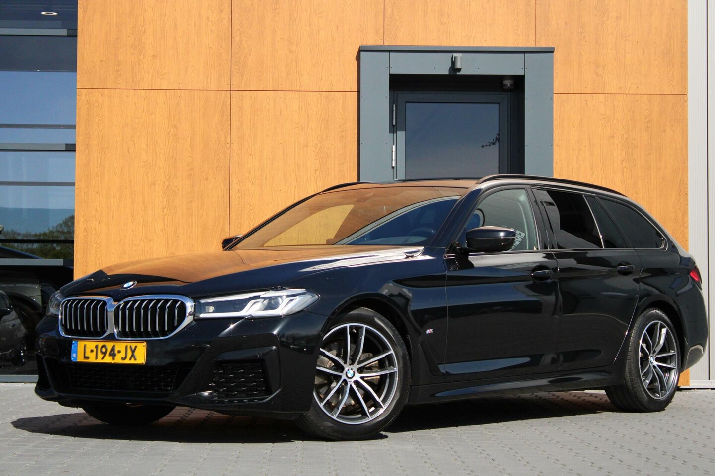 BMW 5-serie Touring - 520i M-Sport | Comfortstoelen | Org. NL - AutoWereld.nl
