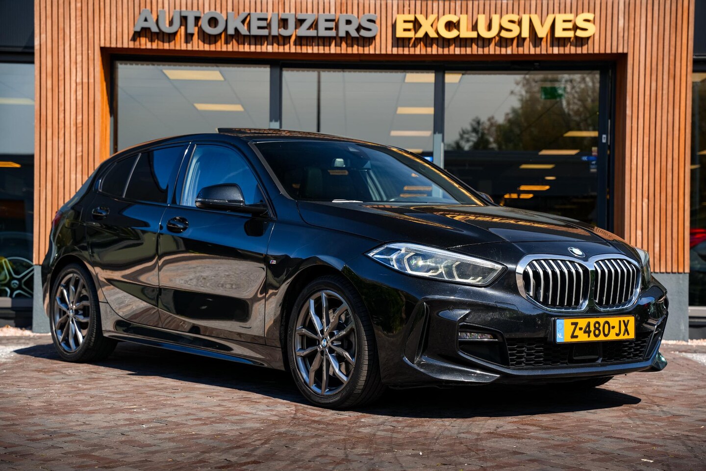BMW 1-serie - 120d Executive M Pakket Panoramadak Cruise LED Clima DAB+ 18''LM - AutoWereld.nl