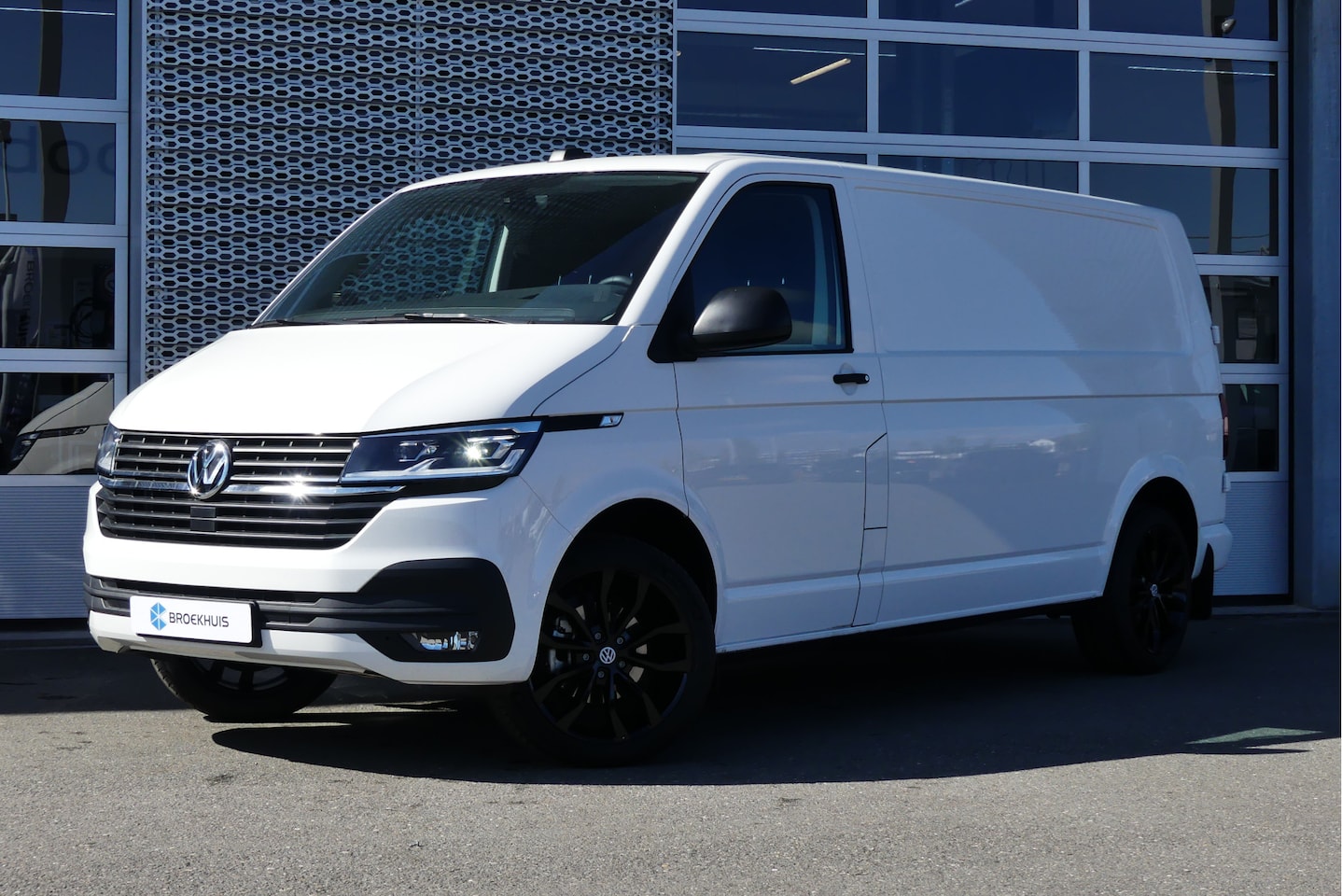 Volkswagen Transporter - | DSG 150pk | Led | Adaptive Cruise | Trekhaak | Camera | Standkachel | Stoelverwarming - AutoWereld.nl