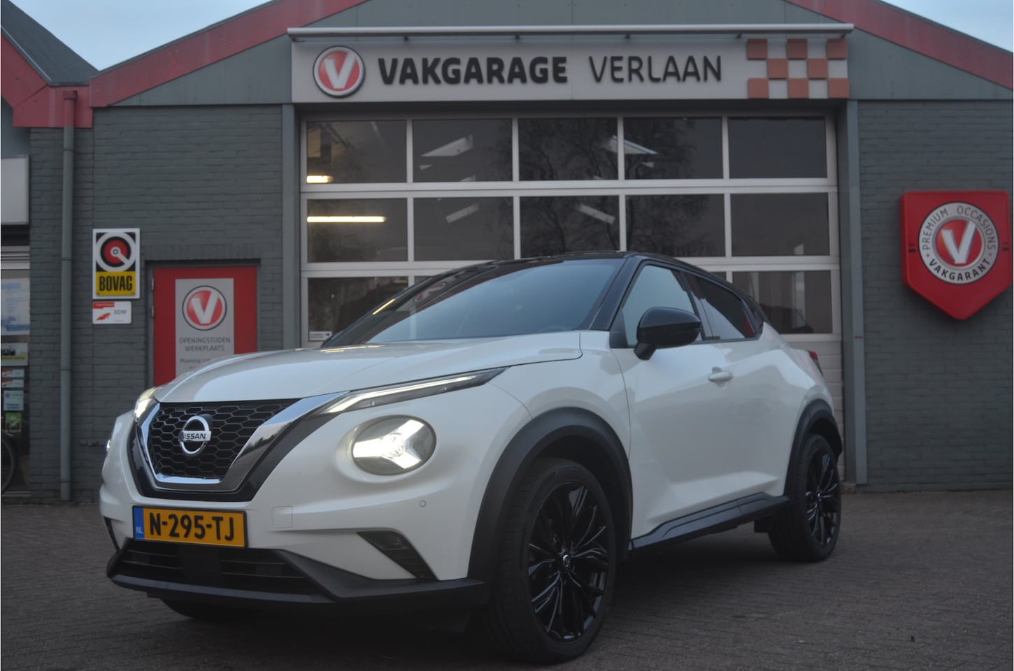 Nissan Juke - 1.0 DIG-T Enigma 12 mnd. gar... zwart/wit... - AutoWereld.nl