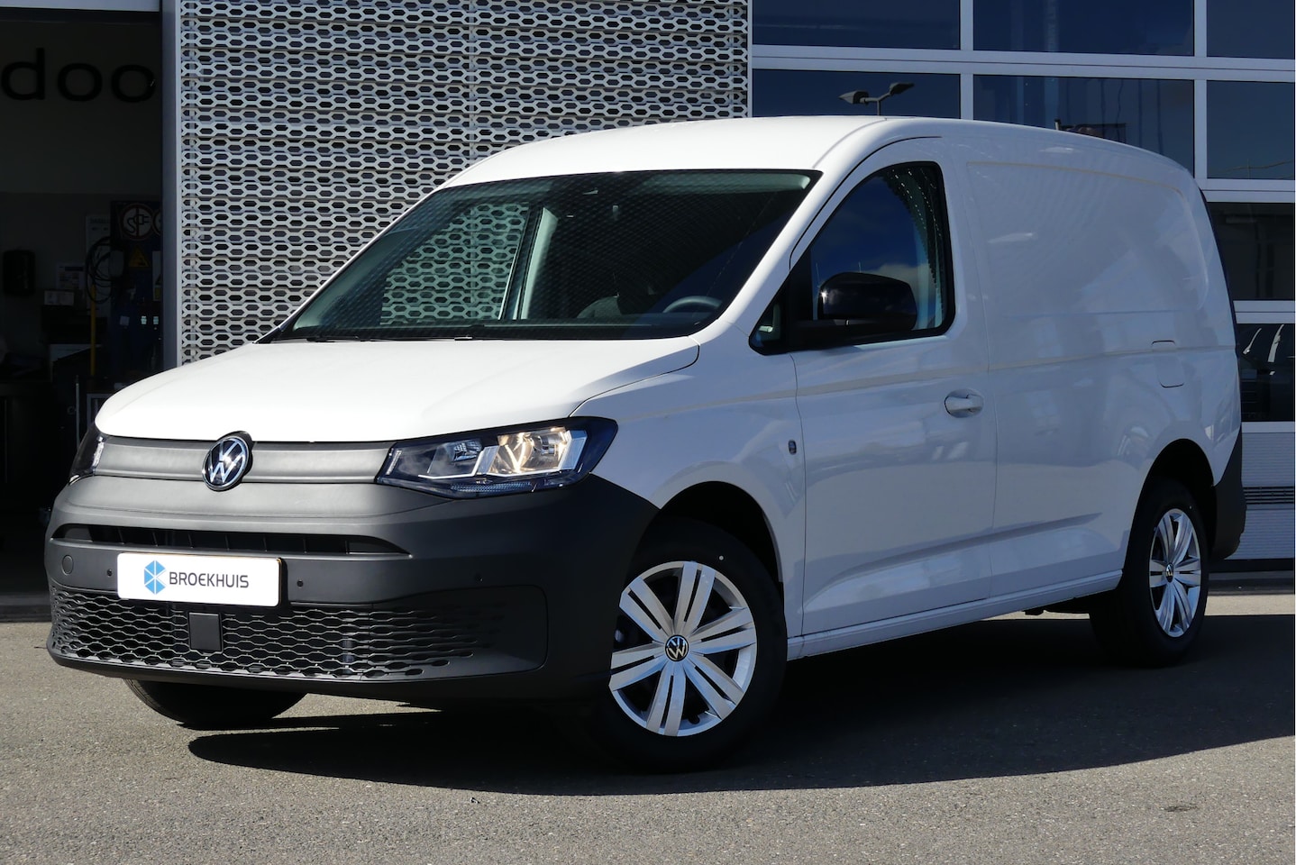 Volkswagen Caddy Maxi - | Comfort | Camera | Navigatie | PDC V+A | Multistuur | Trekhaak - AutoWereld.nl