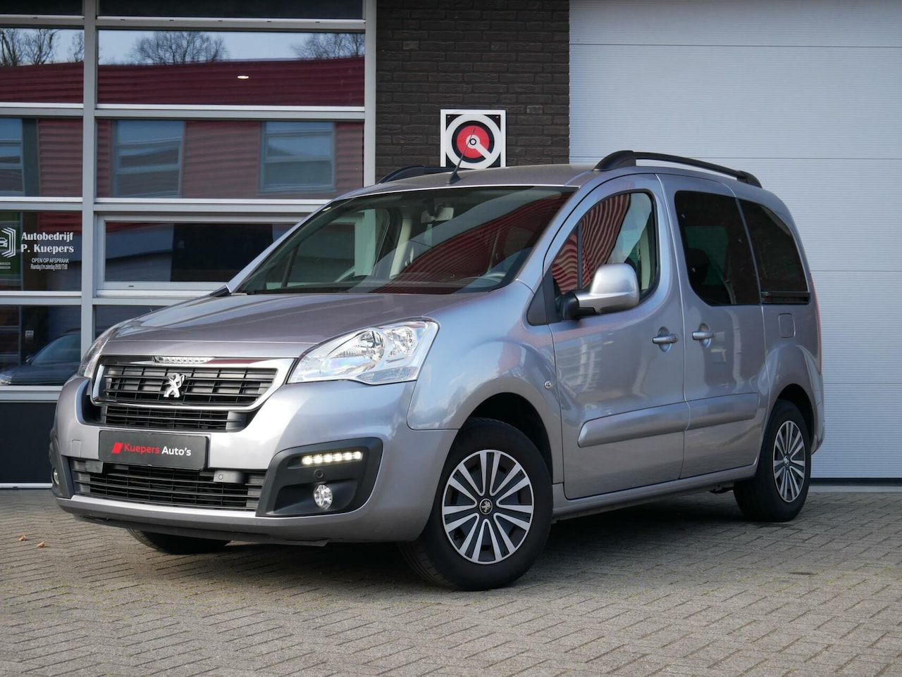 Peugeot Partner Tepee - 1.2 PureTech Allure Navi| Camera| Dealer onderhouden - AutoWereld.nl