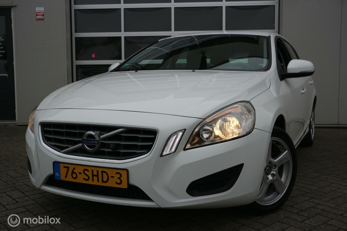 Volvo V60 - 1.6 T3 Kinetic ECC/NAVIGATIE/CRUISE-CONTROL/NAP - AutoWereld.nl
