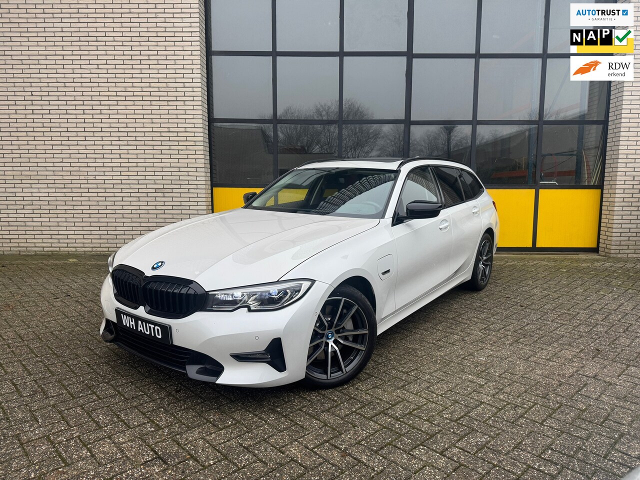 BMW 3-serie Touring - 330e High Executive 330e High Executive, M pakket, pano dak, memory stoelen - AutoWereld.nl