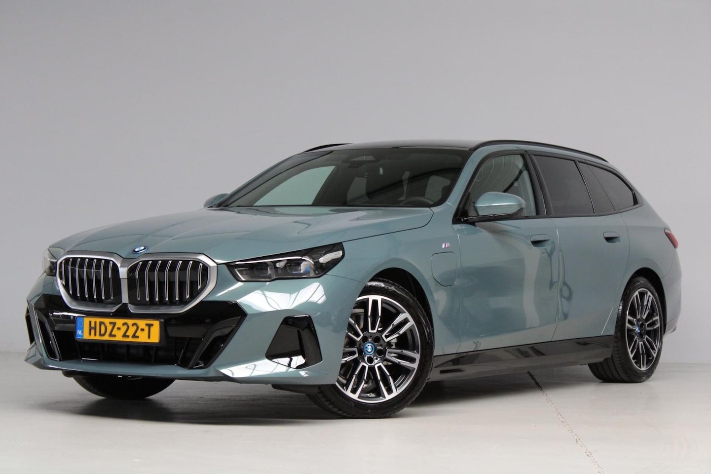 BMW 5-serie Touring - 530e M-sport [ head-up panoramadak elek. trekhaak 360 camera harmankardon adap. cruise key - AutoWereld.nl