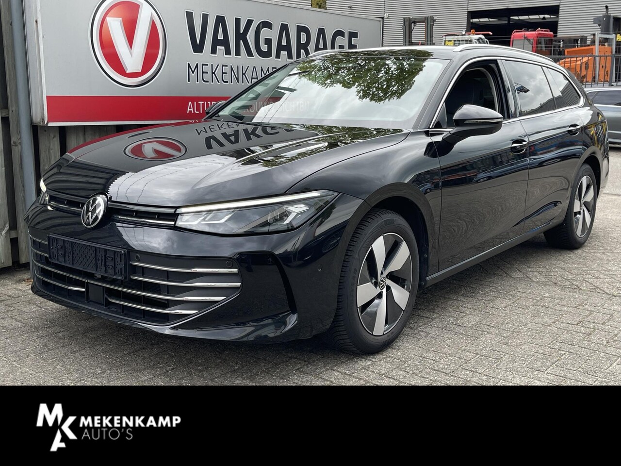 Volkswagen Passat Variant - 1.5 eTSI Elegance Business 17"/Trekhaak/360 camera/Adaptieve cruise/Dodehoek/Stoel + stuur - AutoWereld.nl
