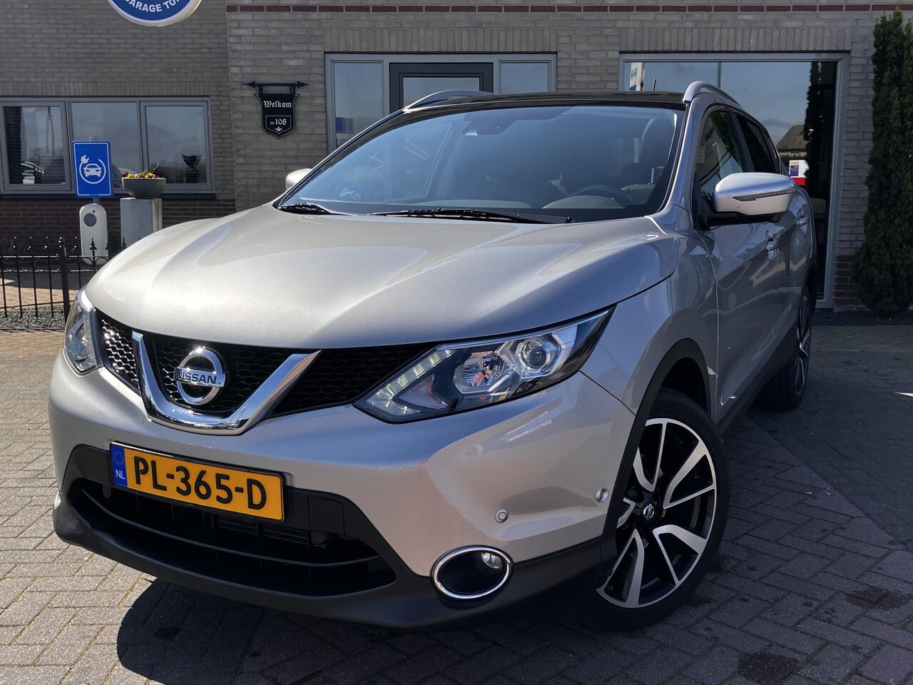 Nissan Qashqai - 1.2 Tekna | Pano | Trekhaak | Leer | NAP - AutoWereld.nl