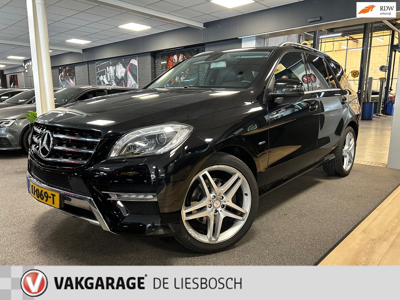 Mercedes-Benz M-klasse - 350 BlueTEC Edition 1 / AMG / Leder / luchtvering / trekhaak / navigatie / 21inch - AutoWereld.nl