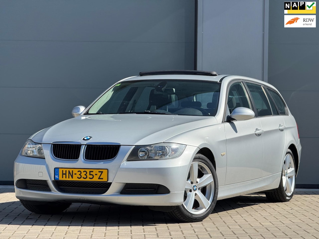 BMW 3-serie Touring - 318i High Executive | Panoramadak | Parkeersenoren | Trekhaak | Navigatie - AutoWereld.nl