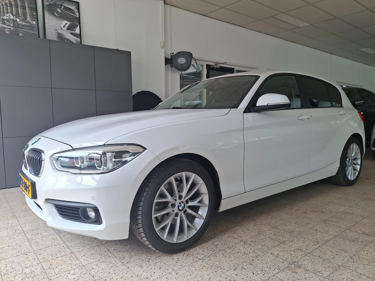 BMW 1-serie - 120i High Executive 184PK Carplay / Trekaak / Cruise Controle / Led Verlichting / Stoelver - AutoWereld.nl