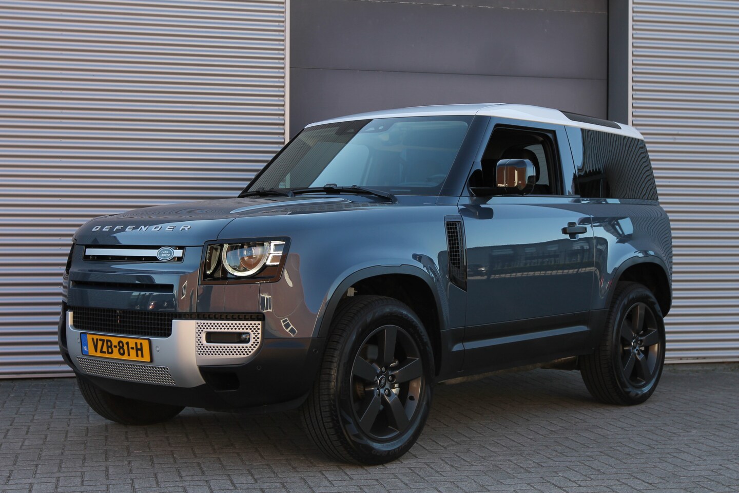 Land Rover Defender 90 - 3.0 D200 MHEV S I AUT. I GRIJS KENTEKEN I CARPLAY I CAMERA I 9000 KM - AutoWereld.nl