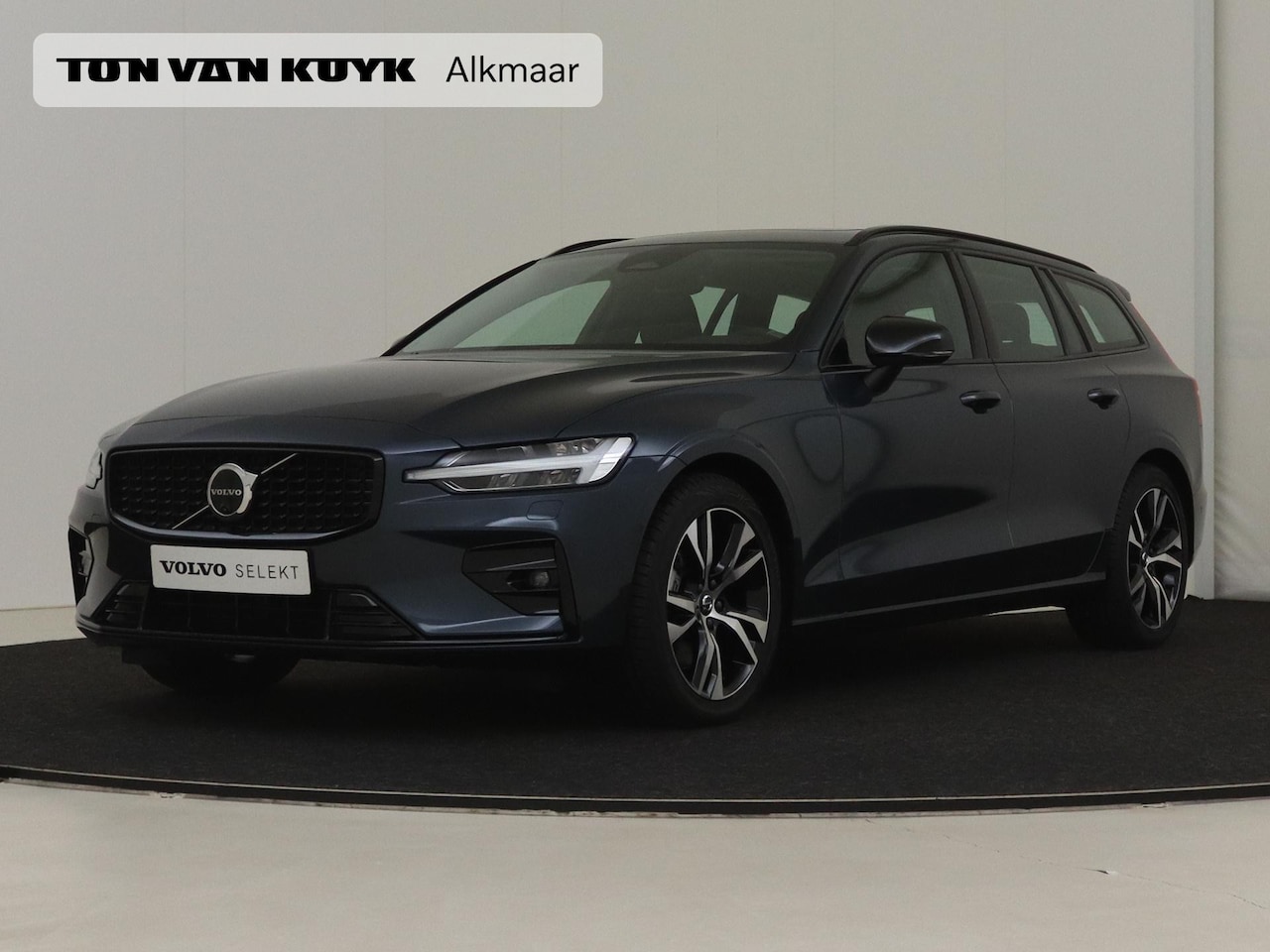 Volvo V60 - 2.0 B3 Plus Dark / Trekhaak / Pan. dak / Harman Kardon / 360 camera / Elektr. bed stoelen - AutoWereld.nl