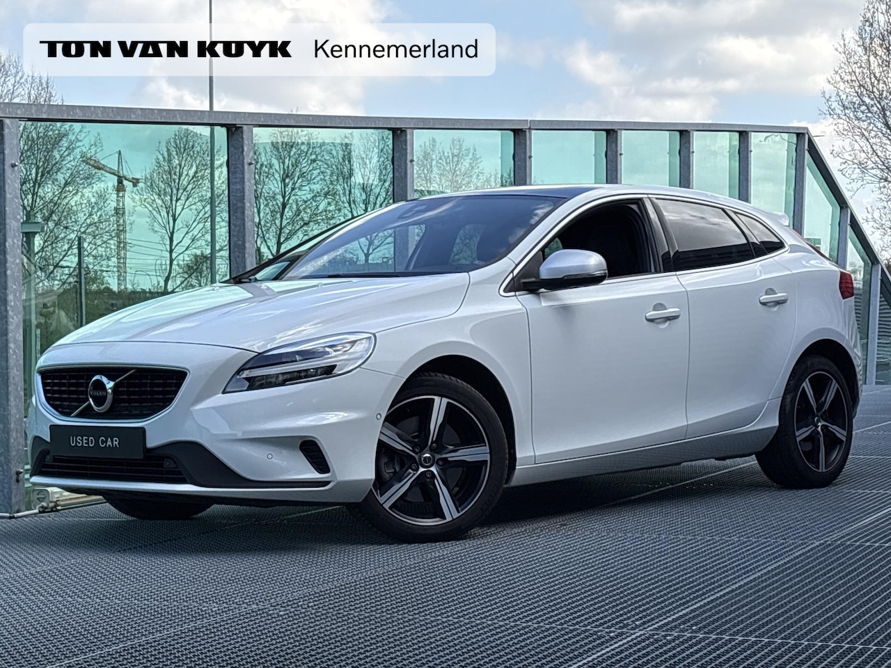 Volvo V40 - 1.5 T3 Polar+ Sport Automaat, R-design, Panoramadak, Trekhaak, Extra getinte ramen vanaf B - AutoWereld.nl
