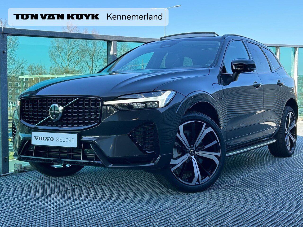 Volvo XC60 - 2.0 T8 Plug-in hybrid AWD Ultra Dark Luchtvering, Trekhaak semi elektrisch, Panoramadak, L - AutoWereld.nl
